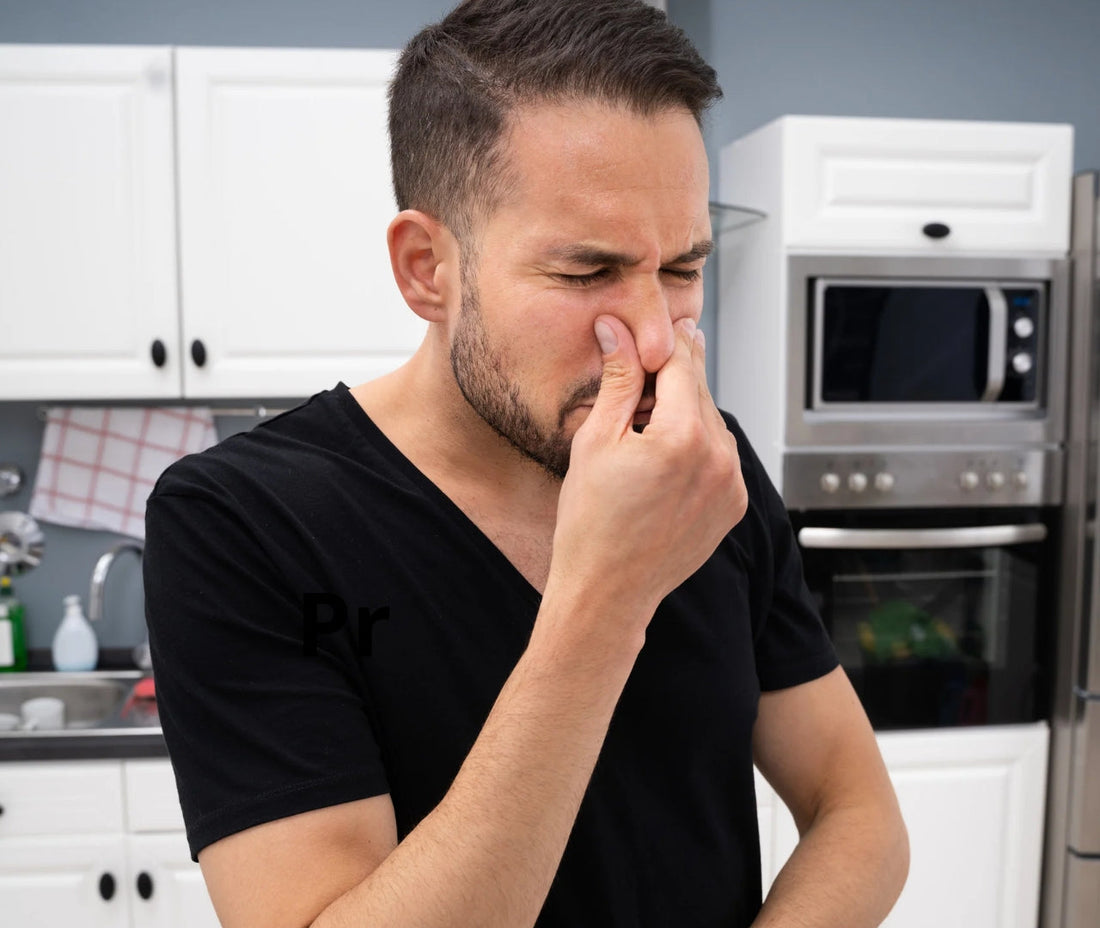 uomo che si tiene il naso per il cattivo odore