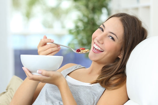 Cucinare per un sorriso sano: cibi e metodi di cottura che aiutano i denti a restare bianchi