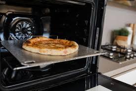 Cucinare un'ottima pizza nel nostro forno di casa.