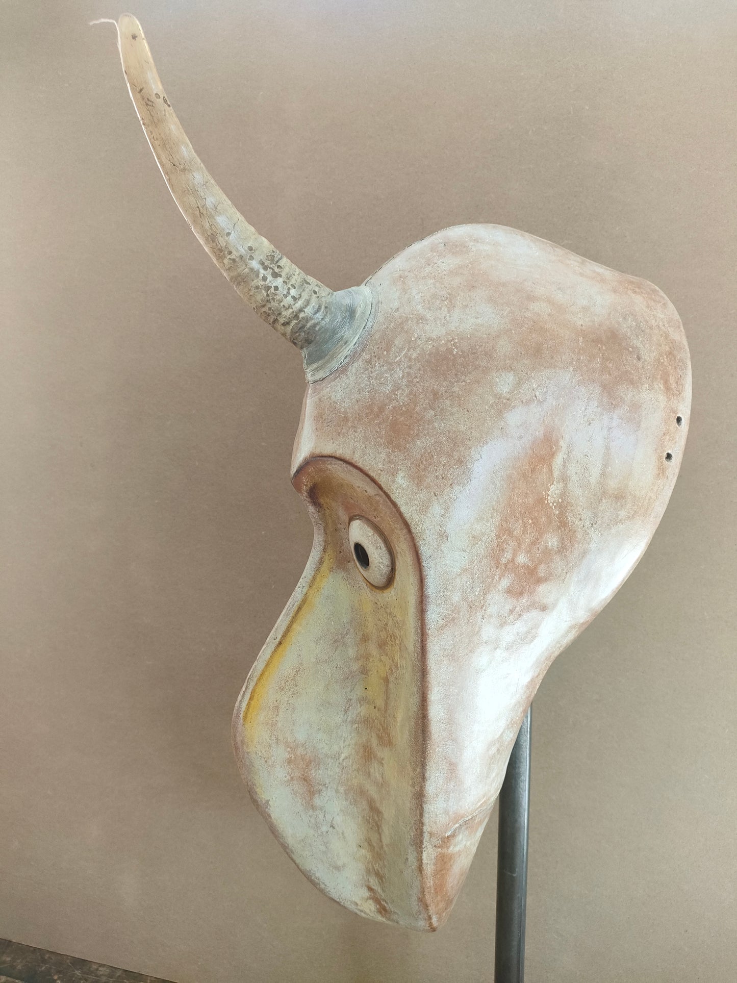 Masque vénitien de luxe intitulé "Animal magique avec corne". (avec certificat)