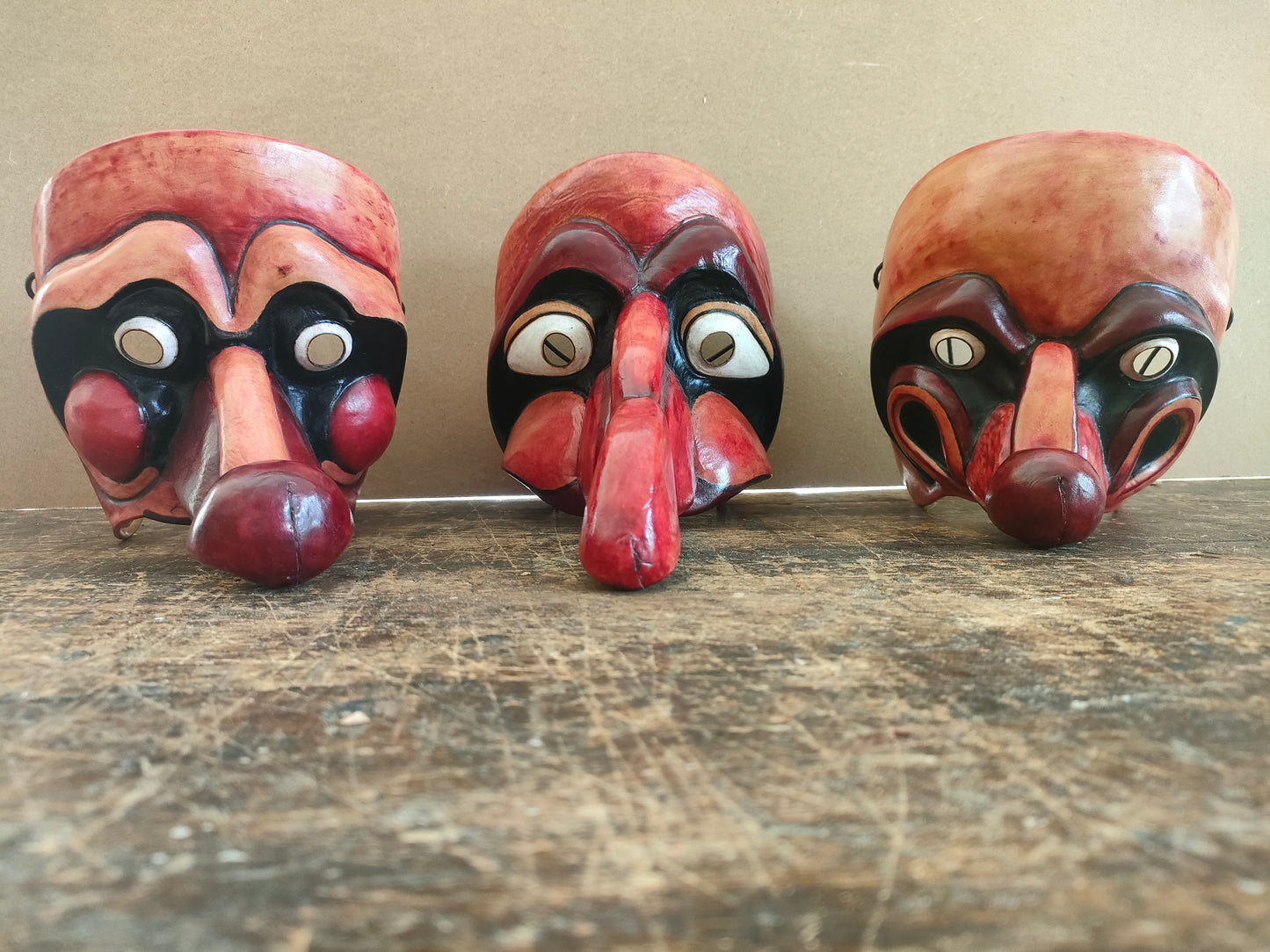 Triptyque de meubles vénitien intitulé « La Comédie ». (avec certificat)