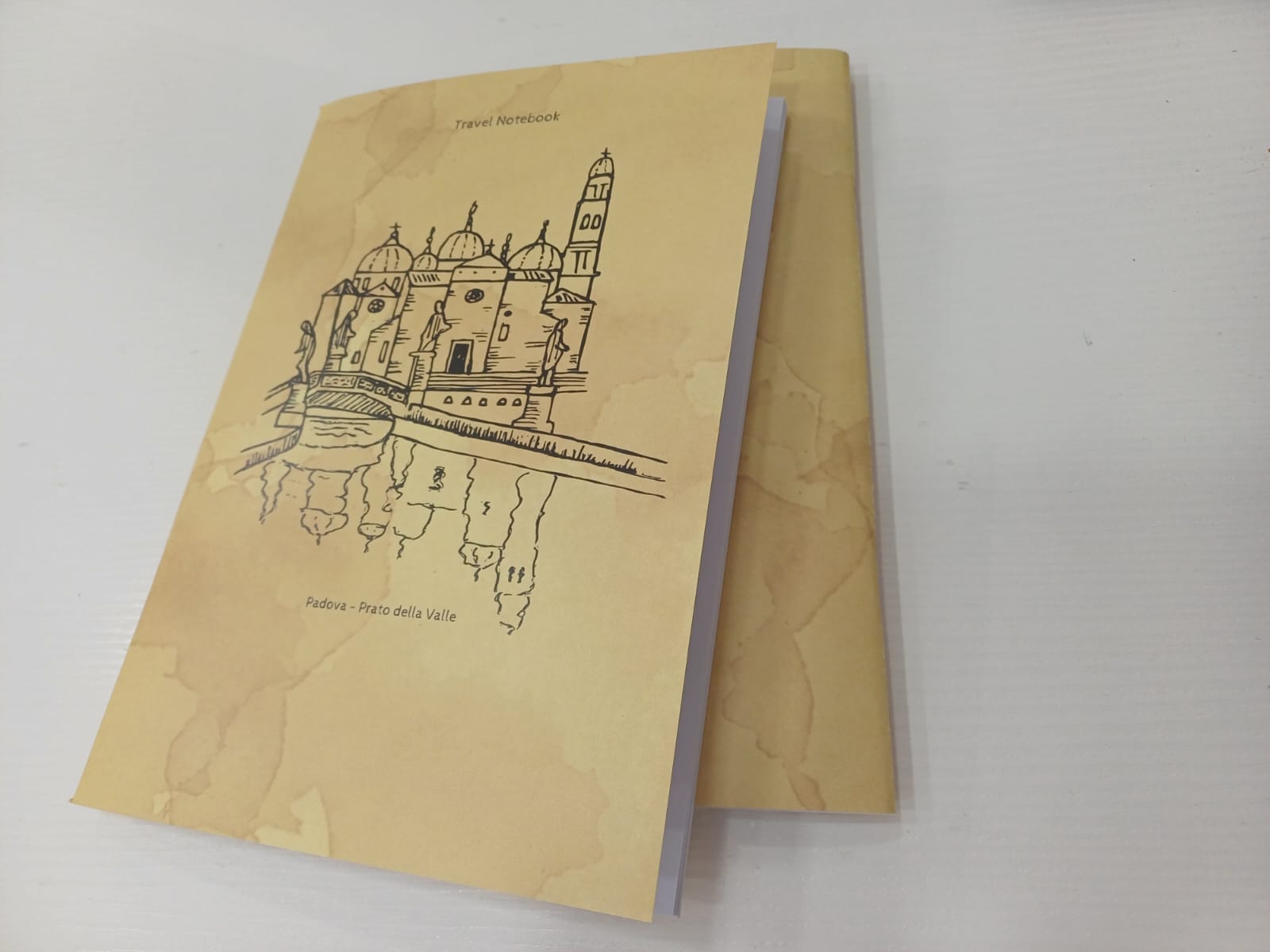 Cuadernos artísticos- dibujados a mano y personalizables-60 páginas con grapa A5 (14,8 x 21,0 cm)- 100-250-500 unidades