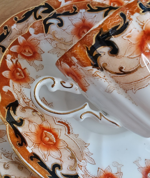 Trio Paragon en porcelaine anglaise : élégance et tradition