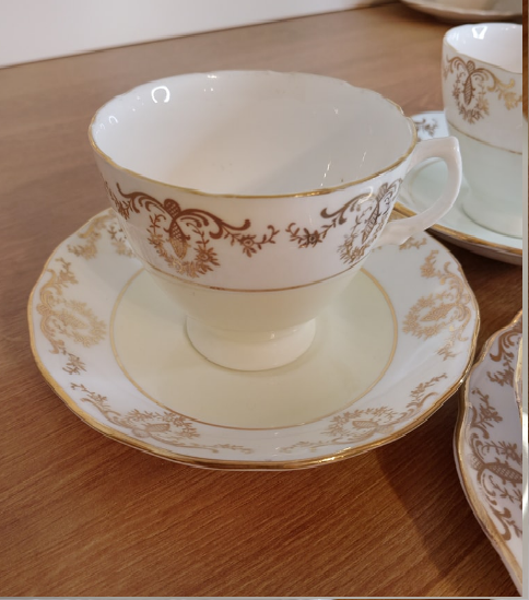 Royal Vale: Eleganza in porcellana inglese per un servizio da tè raffinato