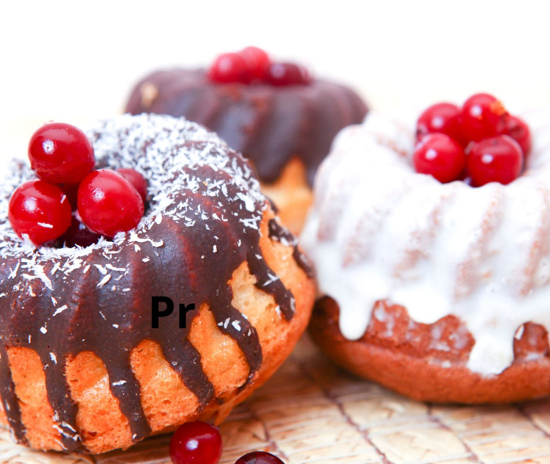 dolci con cioccolato e frutti di bosco