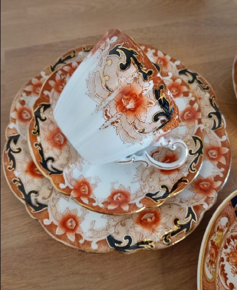 Trio Paragon en porcelaine anglaise : élégance et tradition