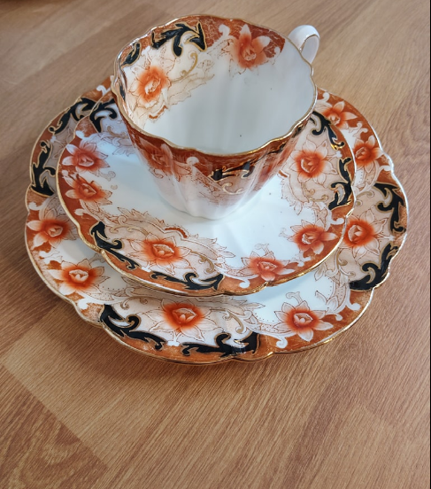 Trio Paragon en porcelaine anglaise : élégance et tradition
