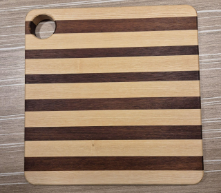 Planche à découper Kubo en frêne et iroko - 27x27cm