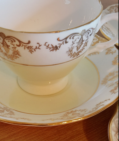 Royal Vale: Eleganza in porcellana inglese per un servizio da tè raffinato